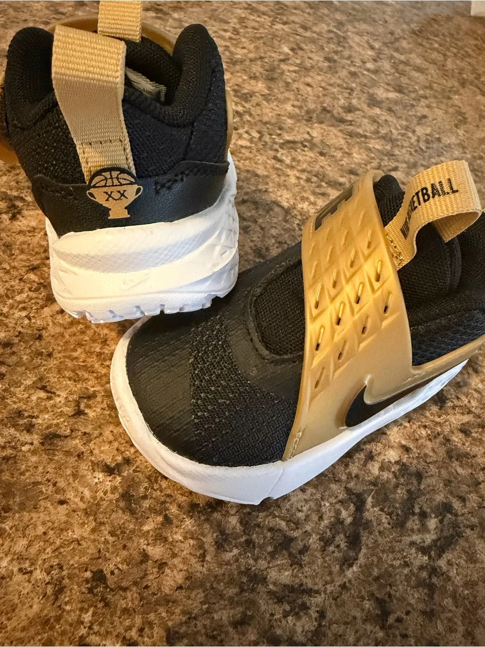 Nike Toddlers Team Hustle D12 Black/Gold Shoes!!(5)